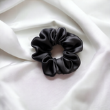 Night black haar scrunchie van de luna collectie op wit satijn